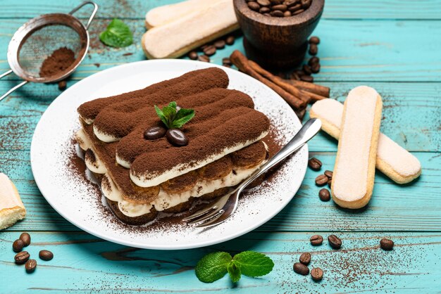 Klassisches Tiramisu-Dessert auf hölzernem Hintergrund