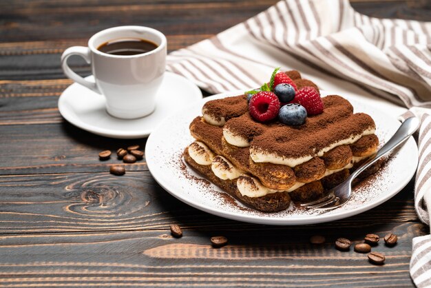 Klassisches Tiramisu-Dessert mit Beeren und einer Tasse Espresso