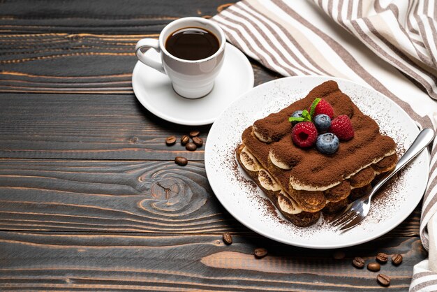 Klassisches Tiramisu-Dessert mit Beeren und einer Tasse Espresso