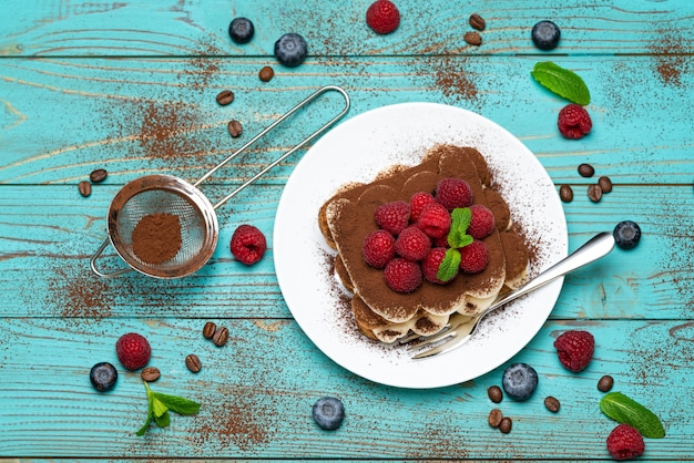 Klassisches Tiramisu-Dessert mit Beeren