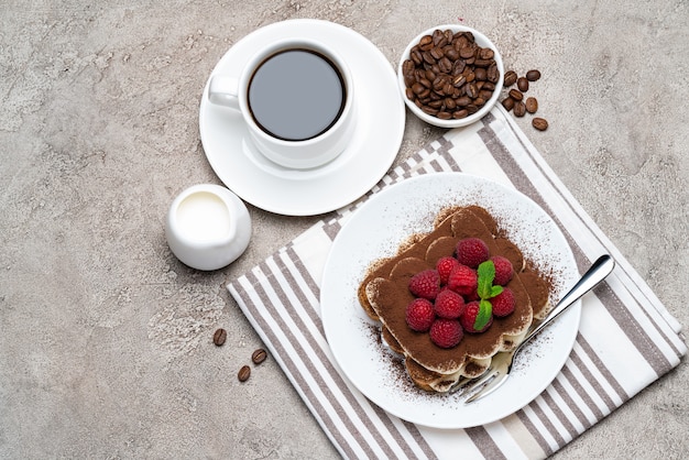 Klassisches Tiramisu-Dessert mit Beeren