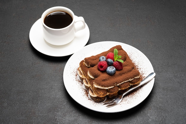 Klassisches Tiramisu-Dessert mit Beeren