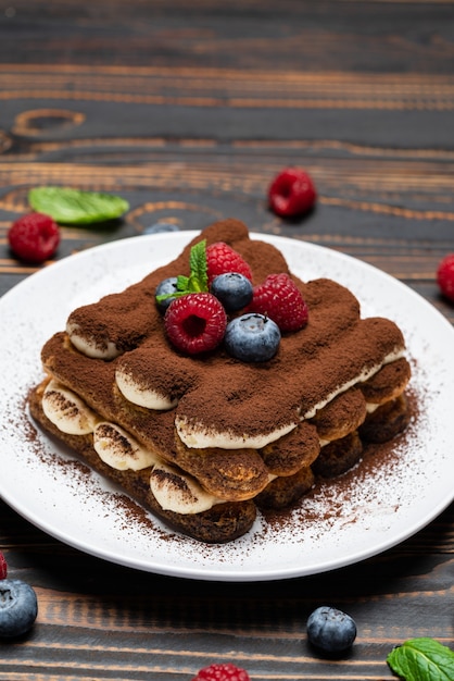 Klassisches Tiramisu-Dessert mit Himbeeren und Blaubeeren