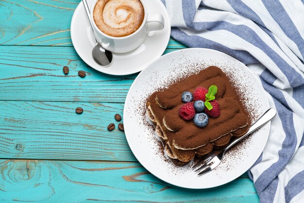 Klassisches Tiramisu-Dessert mit Himbeeren und Blaubeeren