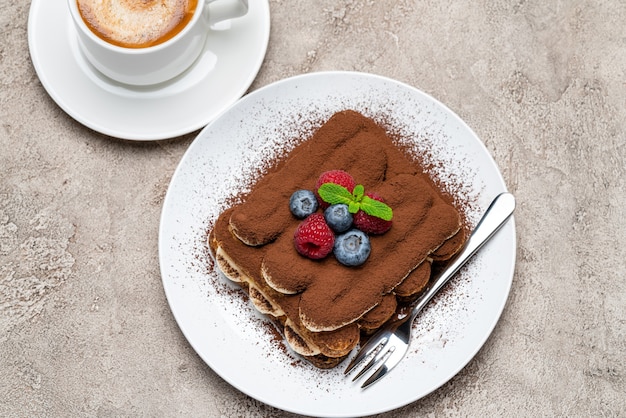 Klassisches Tiramisu-Dessert mit Himbeeren und Blaubeeren