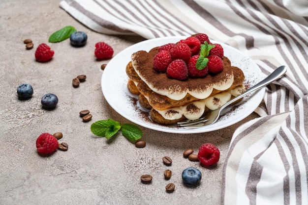 Klassisches Tiramisu-Dessert mit Himbeeren und Blaubeeren