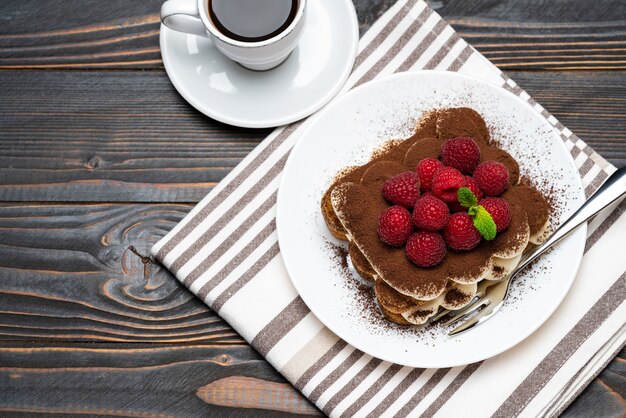 Klassisches Tiramisu-Dessert mit Himbeeren und einer Tasse Espresso