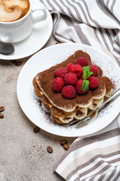 Klassisches Tiramisu-Dessert mit Himbeeren