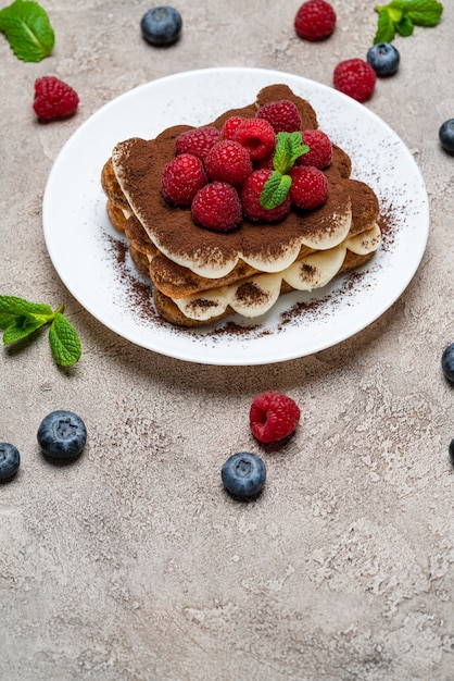 Klassisches Tiramisu-Dessert mit Himbeeren