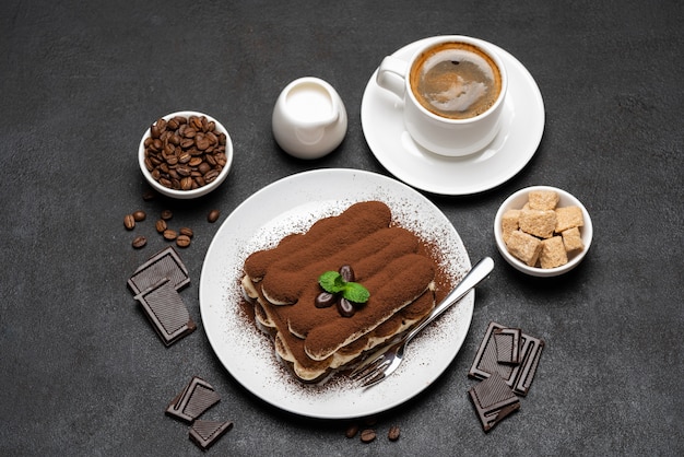 Klassisches Tiramisu-Dessert und eine Tasse Kaffee