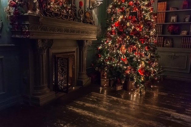Klassisches Weihnachtsneues Jahr verzierte Innenraum Baum des neuen Jahres mit den silbernen und roten Verzierungsdekorationen