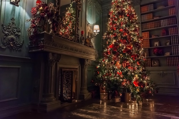 Klassisches Weihnachtsneues Jahr verzierte Innenraum Baum des neuen Jahres mit den silbernen und roten Verzierungsdekorationen