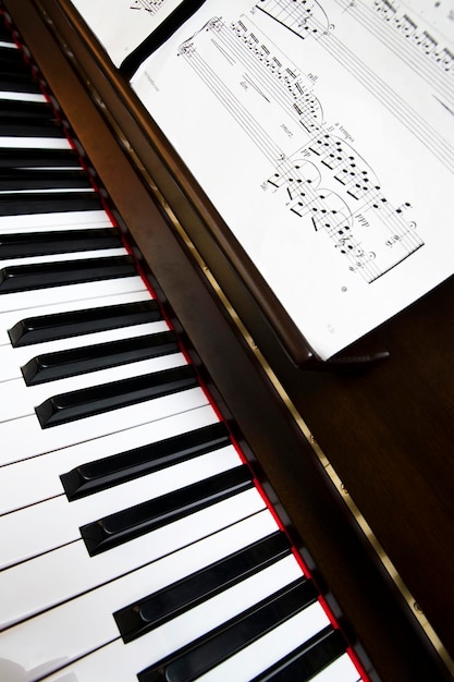 Klaviertastatur und Notenblätter