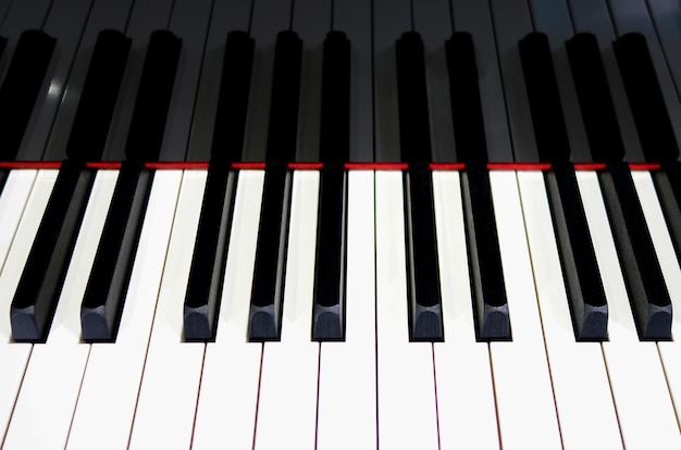 Klaviertastaturhintergrund mit selektivem Fokusweinlesefilter