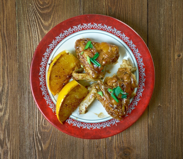 Klebrige Jerk Wings mit gezuckerten Orangen.Karibisches Essen