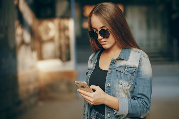 Kleider Dame blau ein Telefon