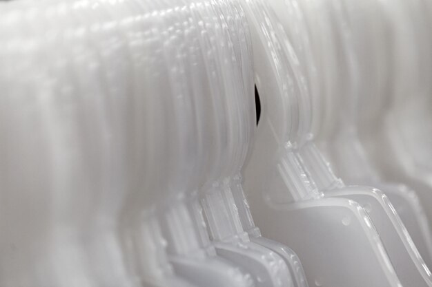 Kleiderbügel aus weißem Kunststoff, Nahaufnahme, selektiver Fokus