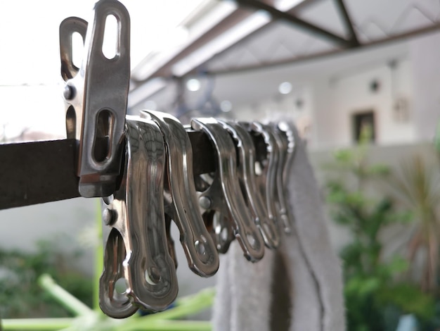 Kleiderbügel und Clips aus Metall oder Kunststoff werden zum Trocknen von Kleidung im Freien auf der offenen Veranda verwendet