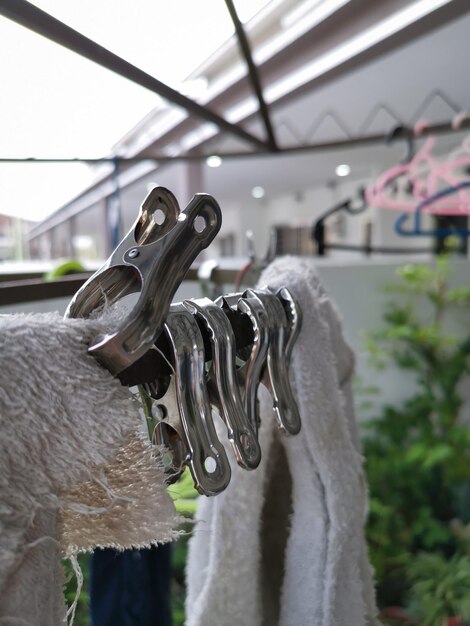 Kleiderbügel und Clips aus Metall oder Kunststoff werden zum Trocknen von Kleidung im Freien auf der offenen Veranda verwendet