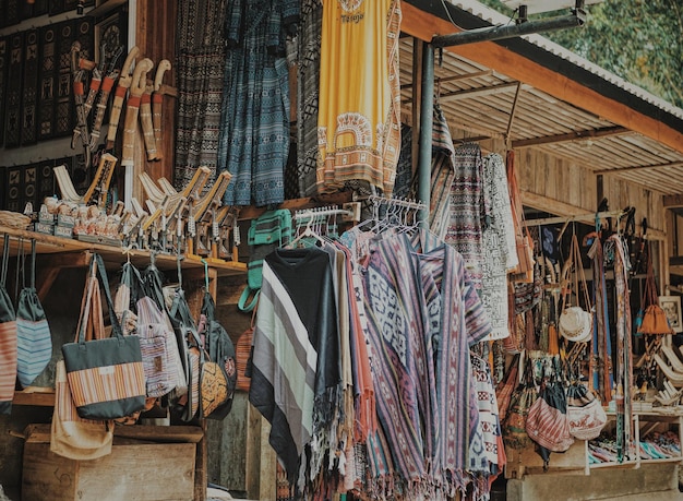 Kleidung, die im Laden zum Verkauf auf dem Markt hängt