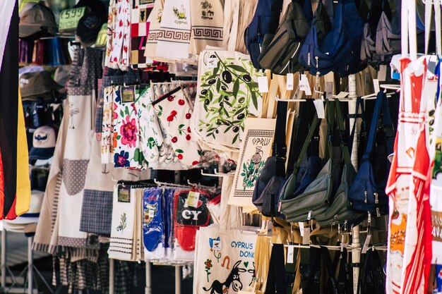 Kleidung, die im Laden zum Verkauf auf dem Marktstand hängt