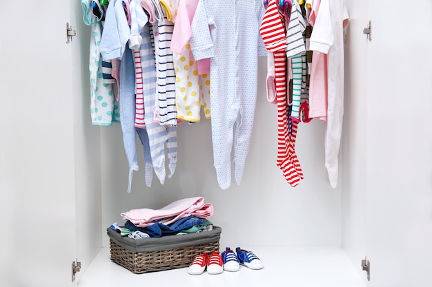Kleidung für Kinder im Kleiderschrank