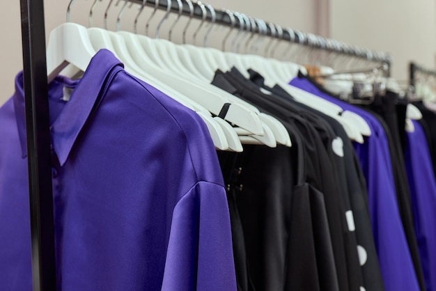 Kleidung hängt auf einem Regal in einem Designer-Kleidungsgeschäft