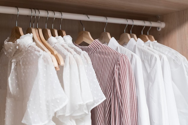 Kleidung im Schrank Women39s leichte Vintage-Kleidung auf Kleiderbügeln im Schrank des Ankleidezimmers Modetrends Textilrecycling aus zweiter Hand Hochwertiges Foto