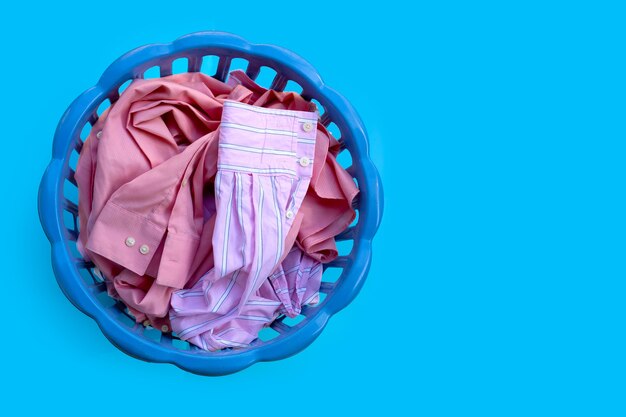 Kleidung in einem Wäschekorb.