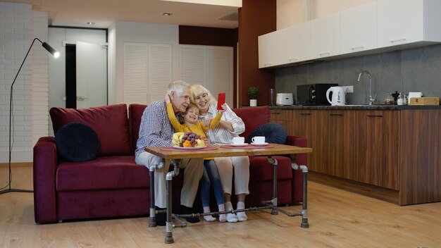 Kleidung sitzt zu Hause auf dem Tisch