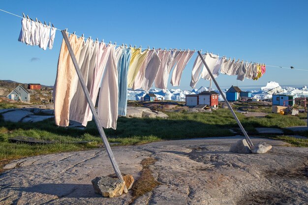 Foto kleidung trocknet auf der wäscheleine gegen den himmel