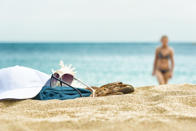 Kleidung und Brille am Strand