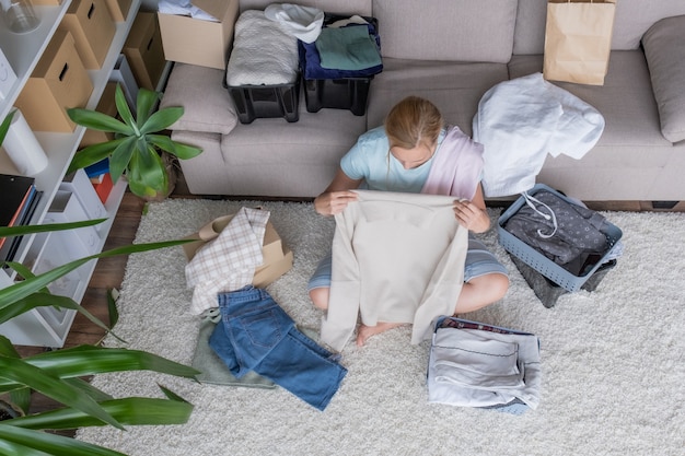 Kleidung Wohltätigkeitsspende Frau Produkt Hilfe Geschenkbox Pack geben Pflegepaket