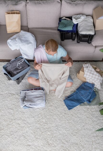 Kleidung Wohltätigkeitsspende Frau Produkt Hilfe Geschenkbox Pack geben Pflegepaket