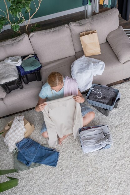 Kleidung Wohltätigkeitsspende Frau Produkt Hilfe Geschenkbox Pack geben Pflegepaket