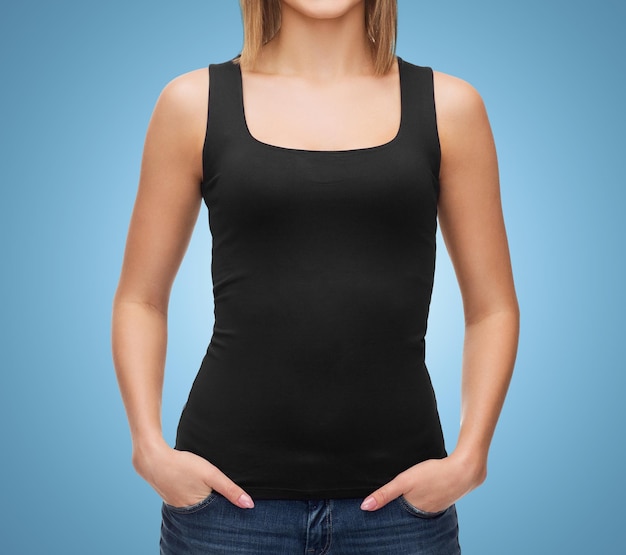 Kleidungsdesign, Mode, Werbung und People-Konzept - Nahaufnahme einer Frau in einem leeren schwarzen Tanktop auf blauem Hintergrund