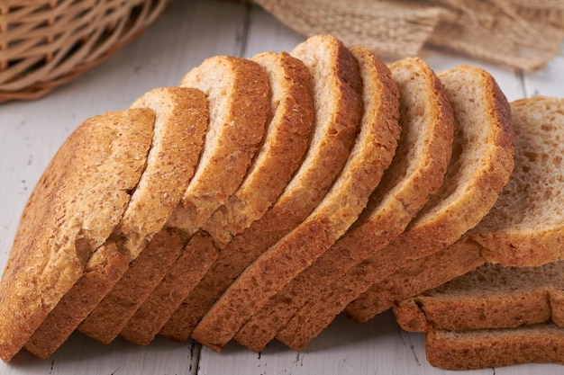 Kleiebrot auf weißem Hintergrund