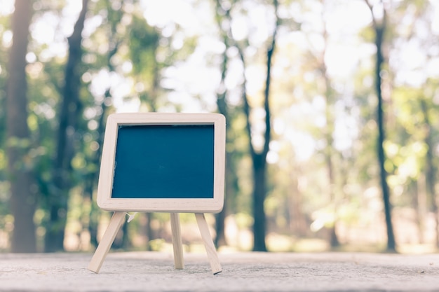 Kleine A-Frame-Tafel mit leeren Bereich für Text oder Nachricht auf rustikalen Holztisch in der Morgenzeit