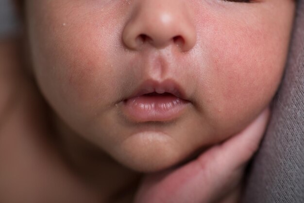 Foto kleine, abgenutzte babylappen und mund