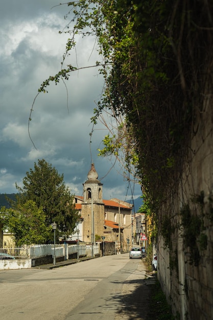 Kleine alte Straße im Süden von Italien Schäbige Steinhäuser