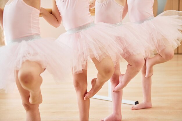 Kleine Ballerinas bereiten sich auf den Auftritt vor, indem sie Tanzbewegungen üben