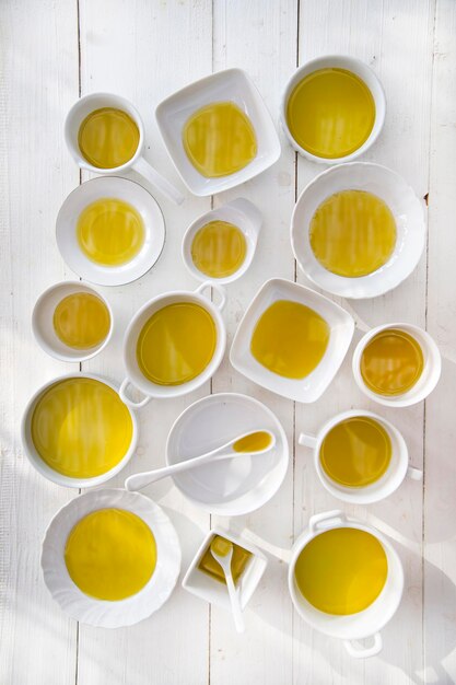 Foto kleine behälter mit nativem olivenöl extra