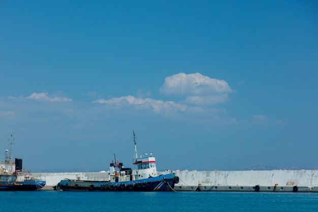 Kleine blaue Boote in der Bucht