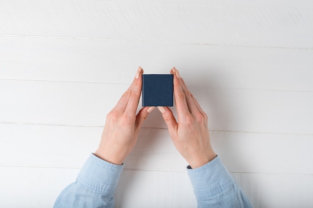 Kleine blaue Box in weiblichen Händen