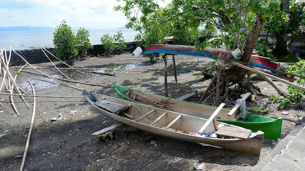 Kleine Boote am Strand geparkt