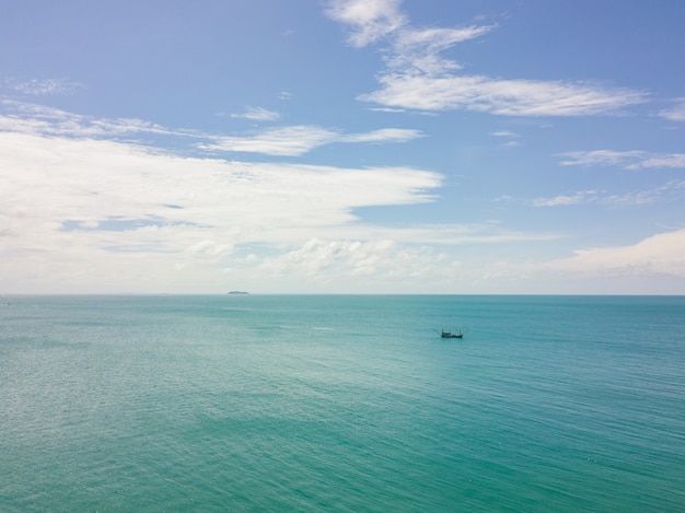 Kleine Boote, die im blauen Ozean fischen