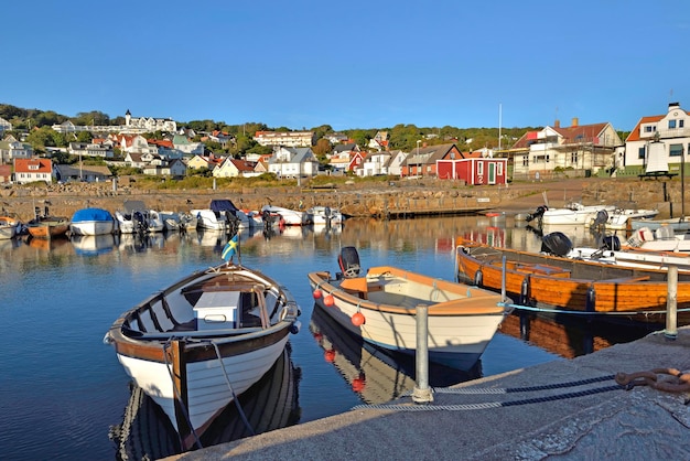 Kleine Boote machten im Hafen in einer kleinen schwedischen Küstenstadt Molle fest