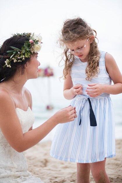 Kleine brautjungfer an einer strandhochzeit