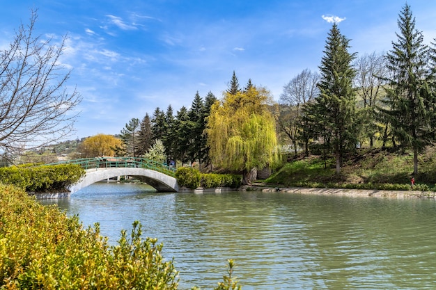 Kleine Brücke überquert den kleinen See im Stadtpark Dilidschan