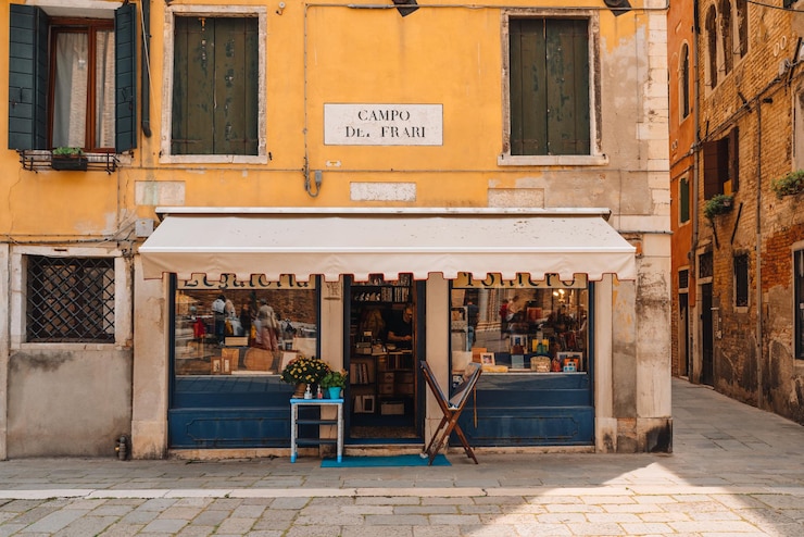 Foto kleine buchbinderei auf dem campo dei frari in venedig, italien